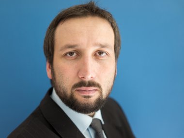 Kendine güvenen genç işadamı profil portresi