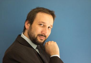 Kendine güvenen genç işadamı profil portresi