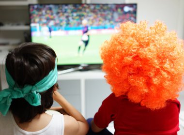 Televizyonda futbol Dünya Kupası maç izlerken çocuklar