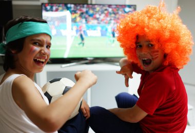 Televizyonda futbol Dünya Kupası maç izlerken çocuklar