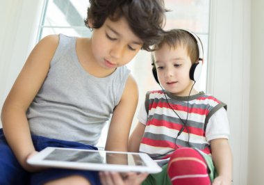 Evde tablet ile iki kardeş