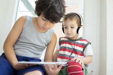 Evde tablet ile iki kardeş