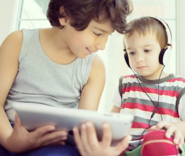 Evde tablet ile iki kardeş