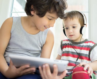 Evde tablet ile iki kardeş