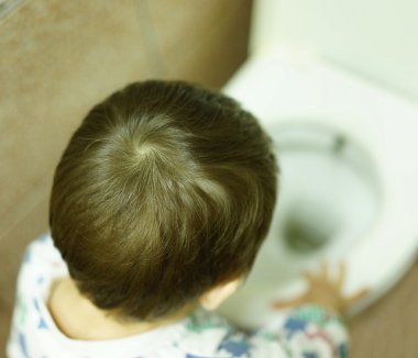 Küçük çocuk tuvaleti yetişkinler için kullanmak hazırlama