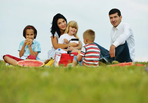 Familj med barn att ha picknick tid — Stockfoto