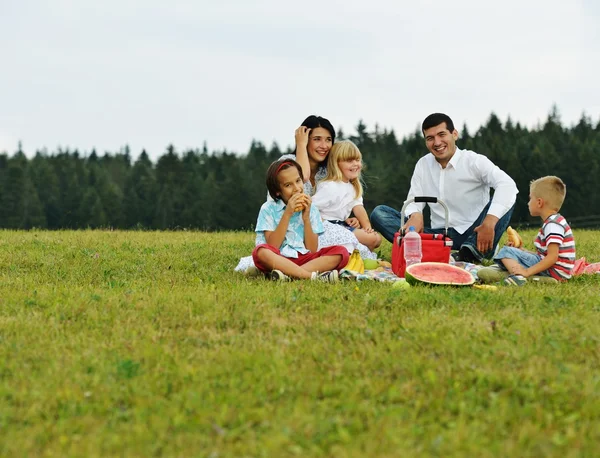 Familj med barn att ha picknick tid — Stockfoto