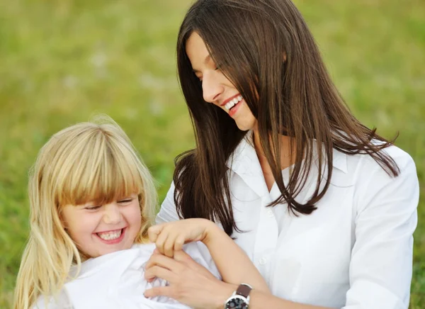 In de natuur met plezier en gelukkige familie — Stockfoto