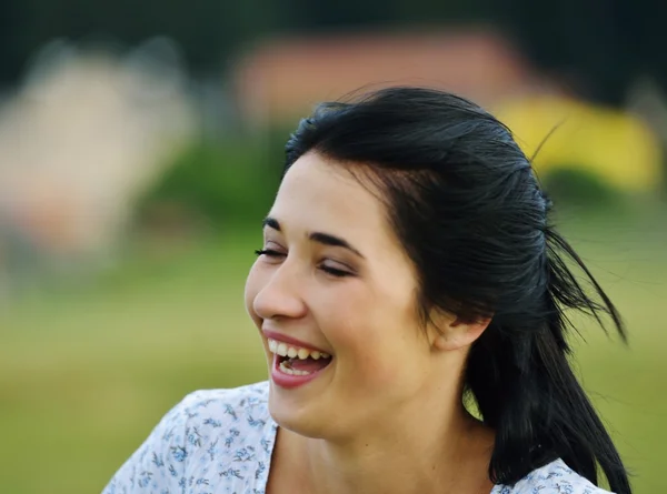 Jonge vrouw hebben ontspannen in de natuur — Stockfoto