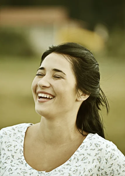 Jovem mulher ter relaxado na natureza — Fotografia de Stock