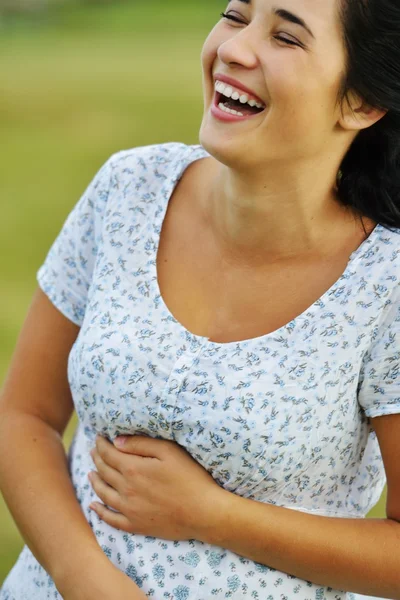 Jovem tendo tempo feliz no prado — Fotografia de Stock