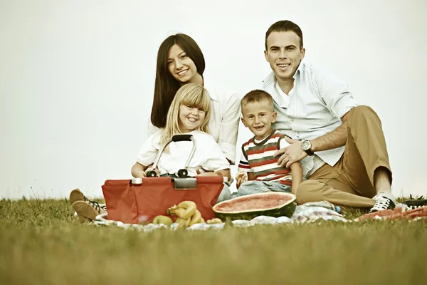 Piknik vakit geçiriyor çocuklu aile — Stok fotoğraf