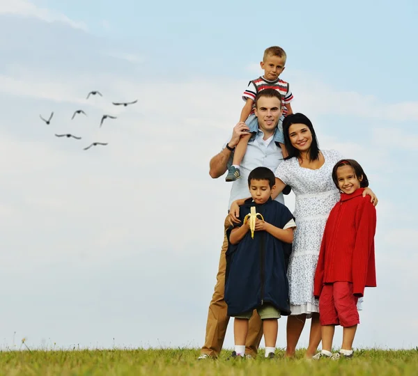 Lycklig familj i naturen har roligt — Stockfoto