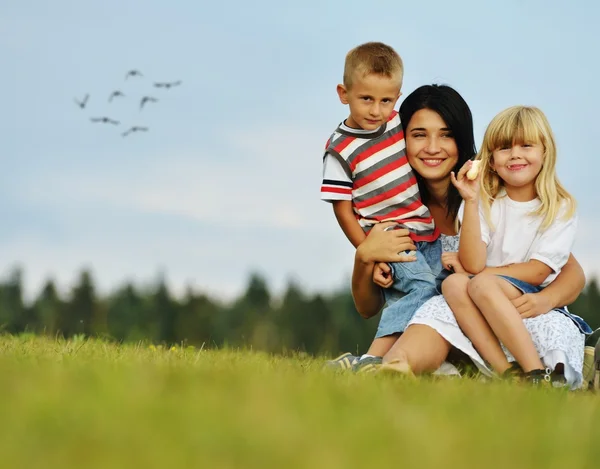 Gelukkig moeder met kinderen — Stockfoto