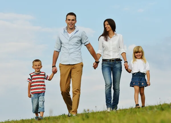 Familia feliz en la naturaleza divirtiéndose — Foto de Stock