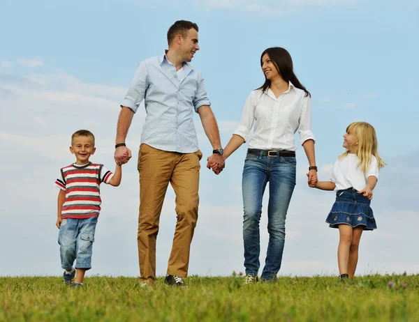 Familia feliz en la naturaleza divirtiéndose — Foto de Stock