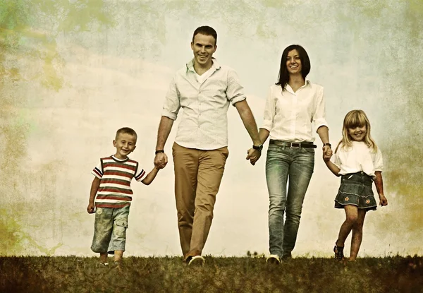 Lycklig familj i naturen har roligt — Stockfoto