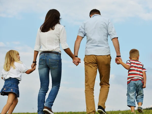 Familia feliz en la naturaleza divirtiéndose — Foto de Stock