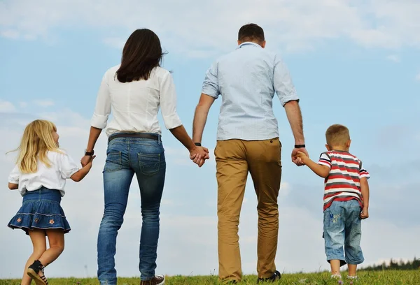 Familia feliz en la naturaleza divirtiéndose — Foto de Stock