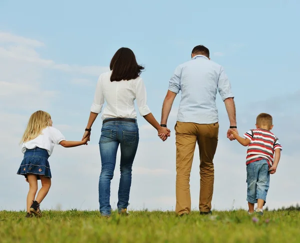 Família feliz na natureza se divertindo — Fotografia de Stock