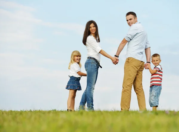 Família feliz na natureza se divertindo — Fotografia de Stock