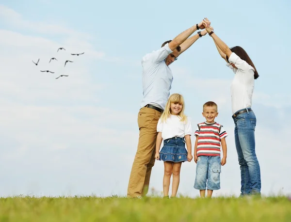 Família feliz na natureza se divertindo — Fotografia de Stock