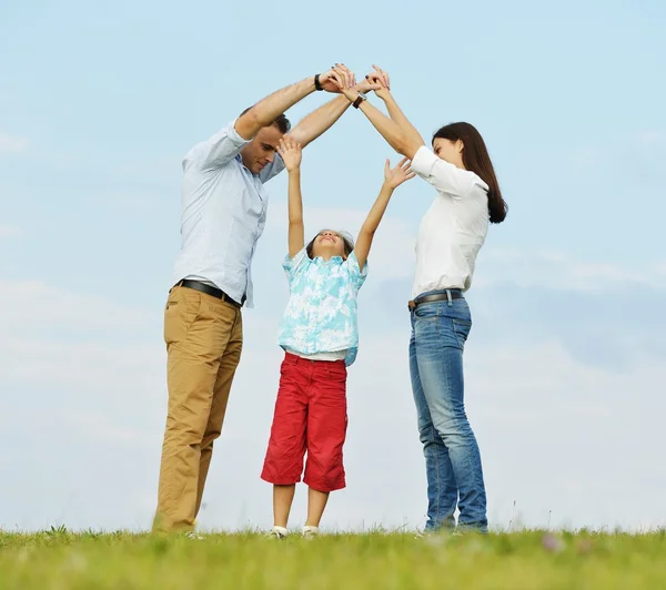 In de natuur met plezier en gelukkige familie — Stockfoto
