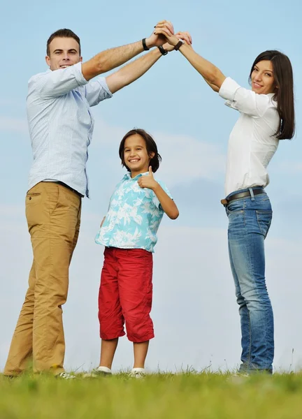 Szczęśliwa rodzina charakter zabawy — Zdjęcie stockowe