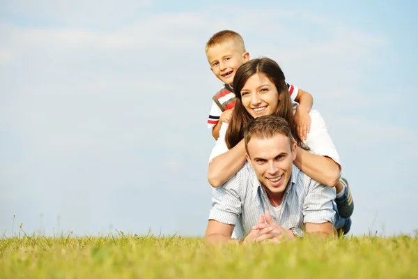 Szczęśliwa rodzina charakter zabawy — Zdjęcie stockowe