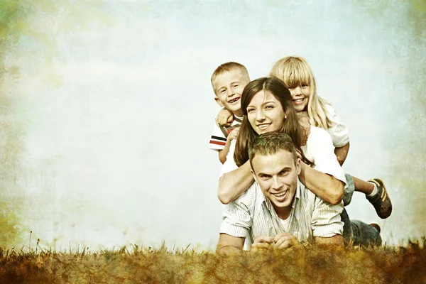 Glückliche Familie in der Natur mit Spaß — Stockfoto