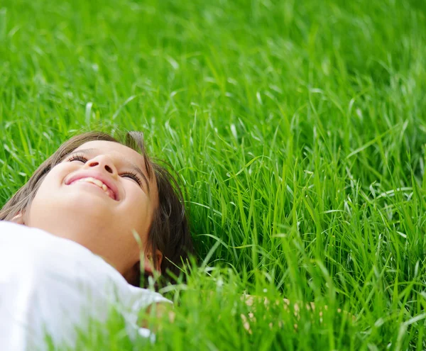 Heureux petit garçon profiter sur herbe champ et rêver — Photo