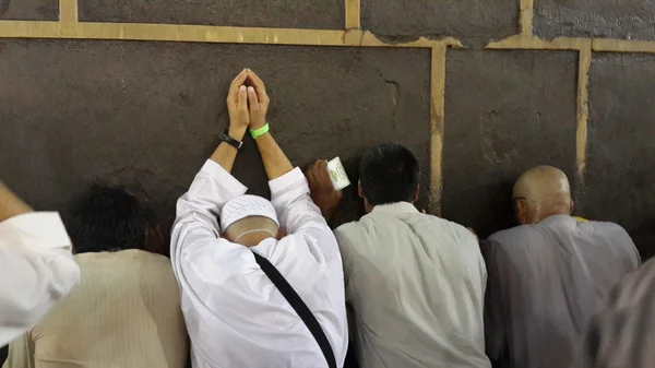 Visitando Kaaba, o lugar mais próximo possível — Fotografia de Stock