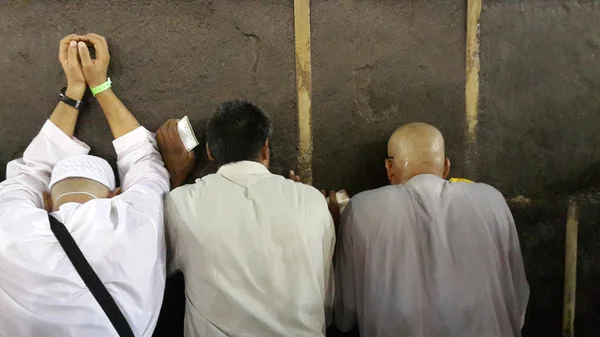 Visitar Kaaba, el lugar más cercano posible — Foto de Stock