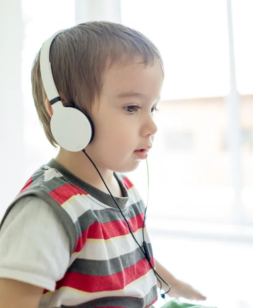 Adorable niño en casa escuchando música —  Fotos de Stock