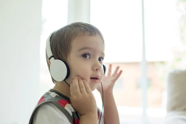 Schattig jongetje thuis luisteren naar muziek — Stockfoto