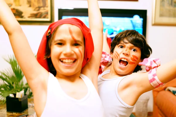 Niños viendo el partido de fútbol en la televisión — Foto de Stock