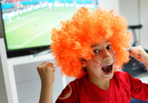 Kid voetbal world cup wedstrijd op tv kijken — Stockfoto