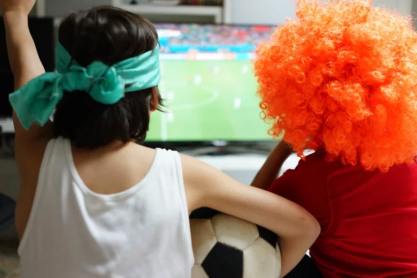 Kids watching football world cup game on tv — Stock Photo, Image