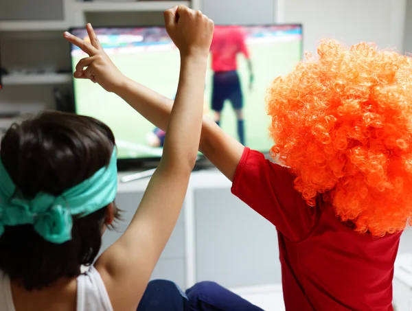 Niños viendo el partido de fútbol en la televisión —  Fotos de Stock