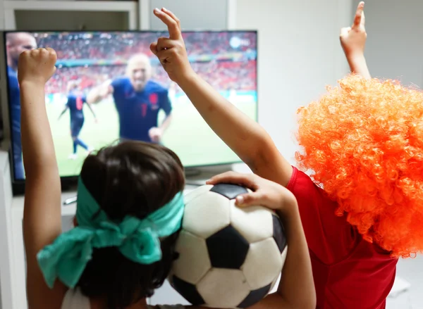 孩子们看电视上的足球世界杯比赛 — 图库照片