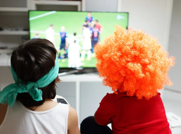 Barnen tittar på football world cup spel på tv — Stockfoto