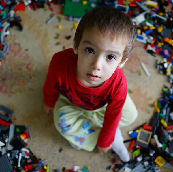 Παιδί που παίζει με το μπλοκ της κατασκευής — Φωτογραφία Αρχείου