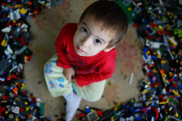 Enfant jouant avec des blocs de construction — Photo