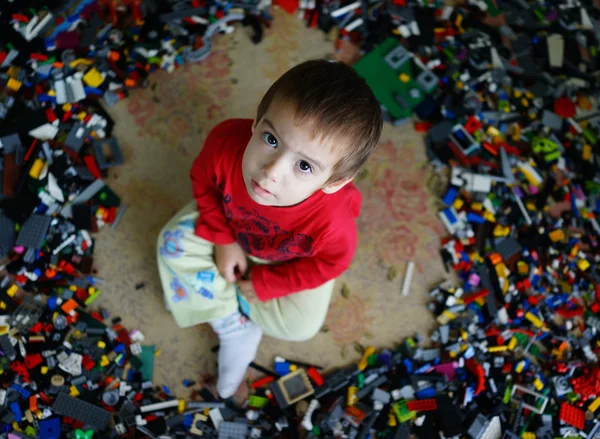 Gyermek játszó blokkok építése — Stock Fotó