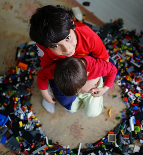 Niños jugando con bloques de construcción —  Fotos de Stock