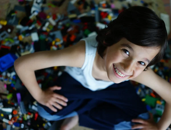 Παιδί που παίζει με το μπλοκ κατασκευή — Φωτογραφία Αρχείου