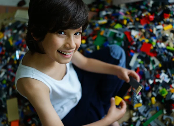 Niño jugando con bloques de construcción —  Fotos de Stock