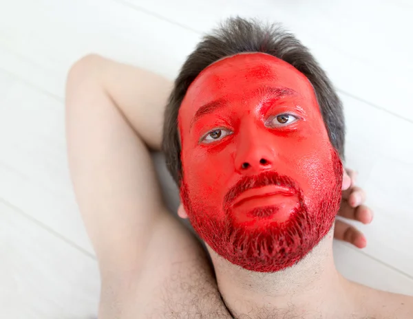 Pintura no rosto do homem vermelho — Fotografia de Stock