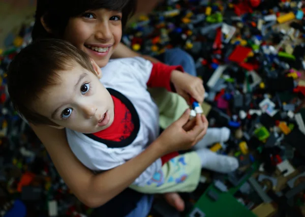 Crianças brincando com blocos de construção — Fotografia de Stock