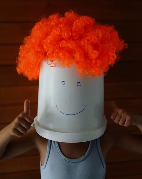 Petit garçon avec perruque de cheveux de clown — Photo